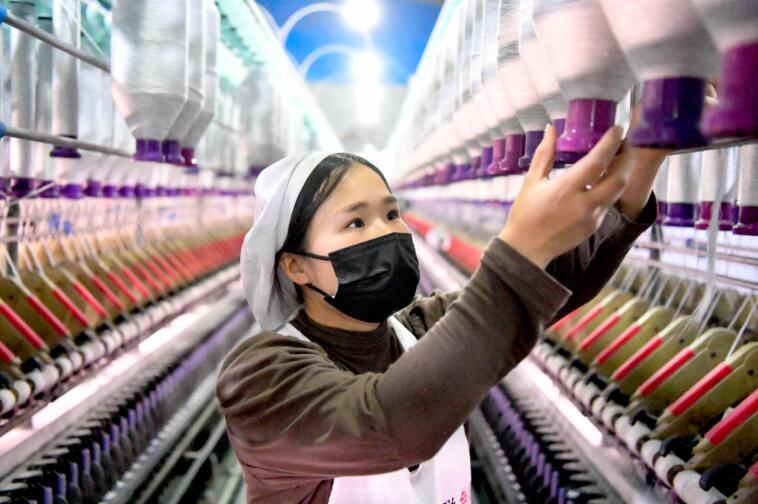 翰连色纺企业工人正在车间忙碌。利辛县委宣传部供图