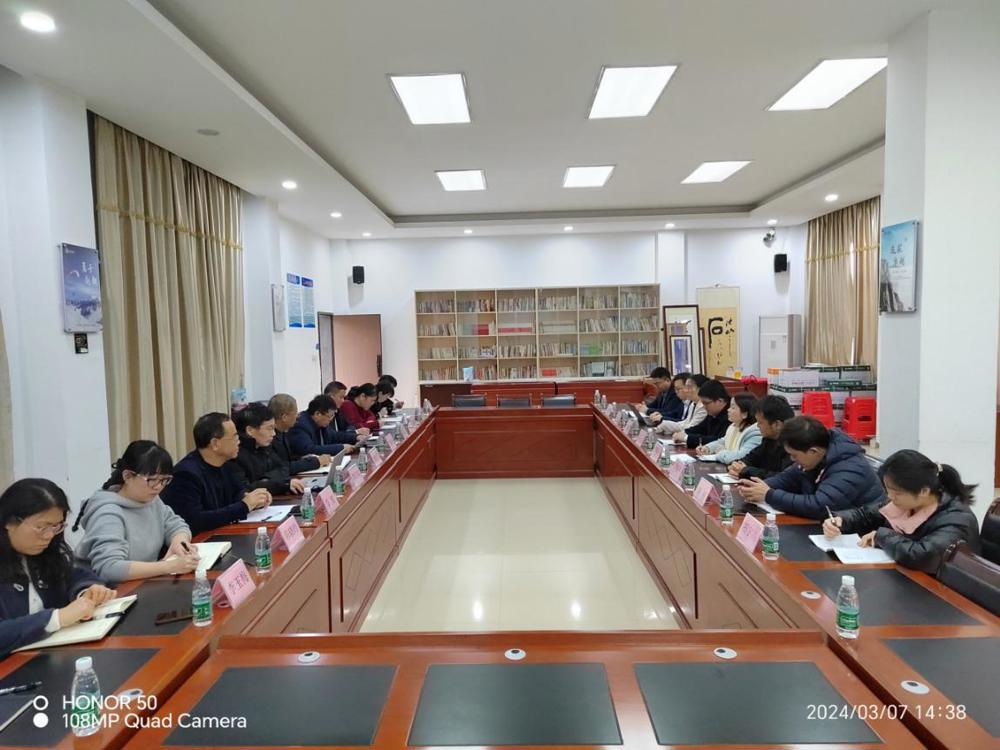 图10.“资助千企”金融八桂行调研组在广西利升石业有限公司调研座谈