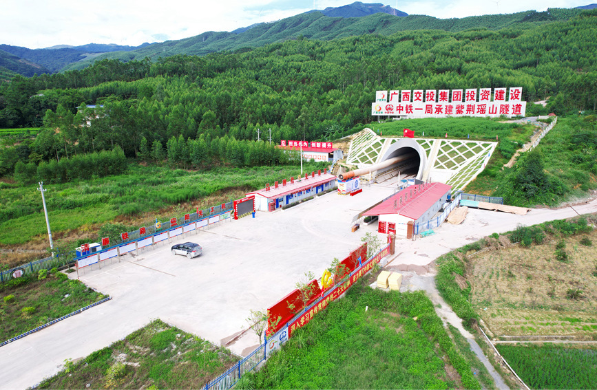 逐“绿”而建的紫荆瑶山隧道。柳梧铁路项目供图
