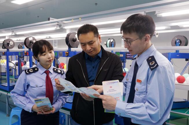 图为“税小将”团队向广西蓝碧鸟智能科技有限公司送上定制税收政策“大礼包”，并对企业提出的涉税问题及新电子税务局相关操作进行解答。廖琳摄