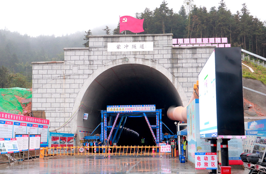 正在如火如荼建设的蒙冲隧道。谢雨婕摄