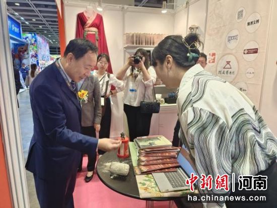 图为河南博物院工作人员向与会嘉宾介绍文创产品。 河南博物院供图
