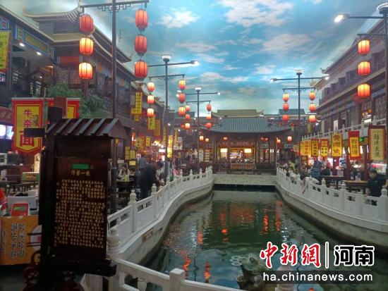 汴梁·小宋城内，游客们在品尝当地特色美食。左起超 摄