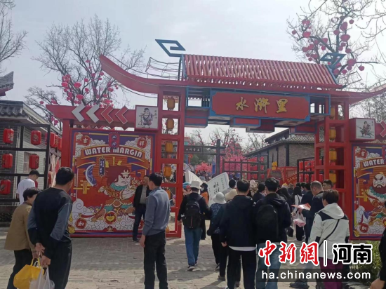 万岁山武侠城景区游人如织。左起超 摄