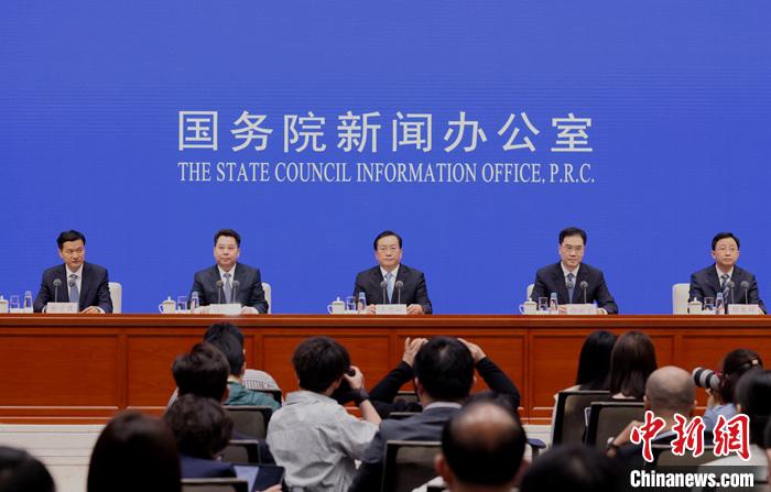 5月7日，中国国务院新闻办公室在北京举行“推动高质量发展”系列主题新闻发布会，湖北省委副书记、省长王忠林，湖北省委常委、常务副省长邵新宇，湖北省政府副省长、秘书长蔚盛斌，湖北省发展改革委主任黎东辉围绕“奋力推进中国式现代化湖北实践 加快建成中部地区崛起重要战略支点”作介绍，并答记者问。 <a target='_blank' href='/'>中新社</a>记者 杨可佳 摄