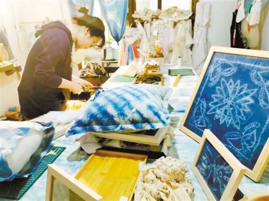 游客正在学习体验扎染技术。(受访者供图) 游客正在学习体验扎染技术。(受访者供图)