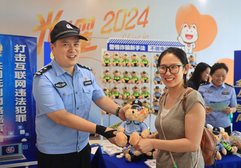招商银行信用卡中心济南分中心与济南市公安局槐荫区分局联合开展反诈宣传活动