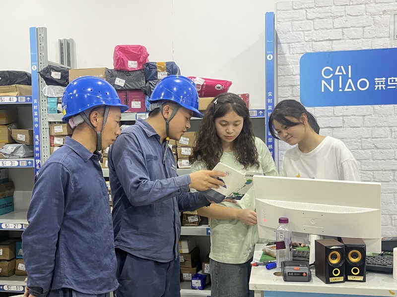 工作人员向市民普及安全用电常识。