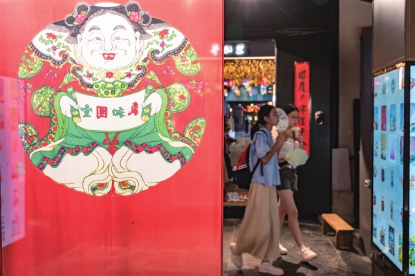 　　炎炎夏日，年轻人利用晚间清凉时段来兜兜平江路。 □殷启民 摄