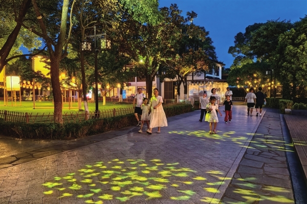 　　盘门景区夜景营造的非凡灯光体验，游客仿佛进入了梦幻的世界。 □王松泉 摄