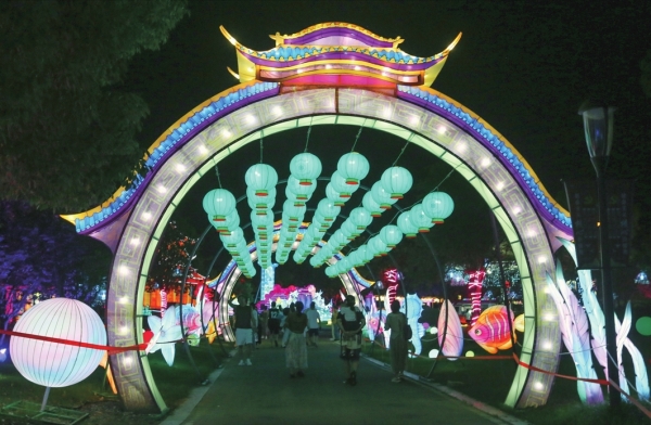 　　高新区大阳山植物园夏夜灯会精彩纷呈，令人目不暇接。 □阙明芬 摄