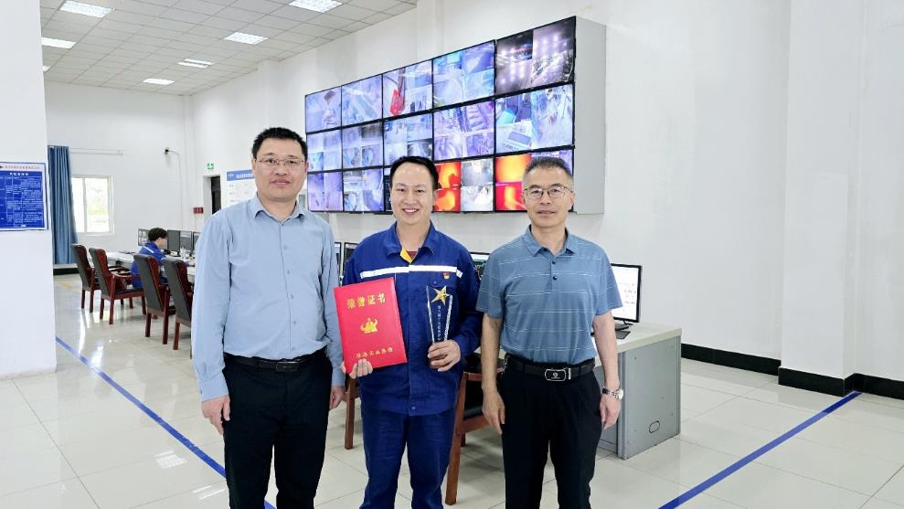 送奖到岗。淮海实业集团供图