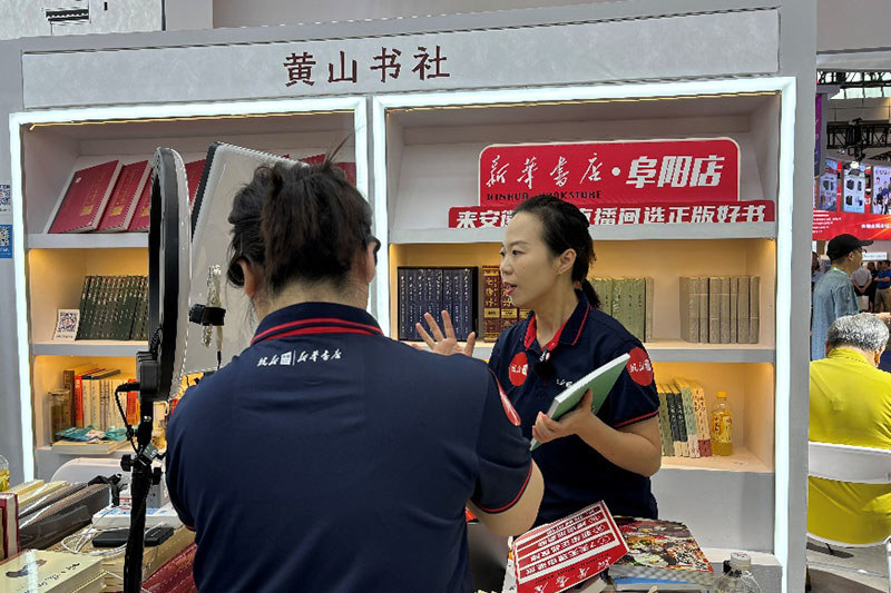 主播正对着屏幕耐心讲解。