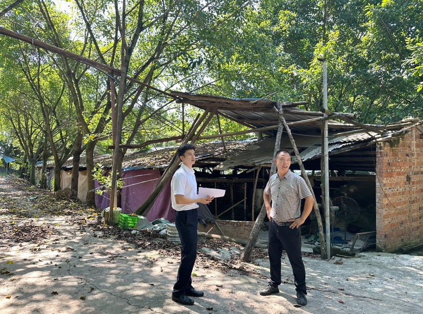 璧山工银村镇银行工作人员实地走访林权承包户。璧山工银村镇银行供图