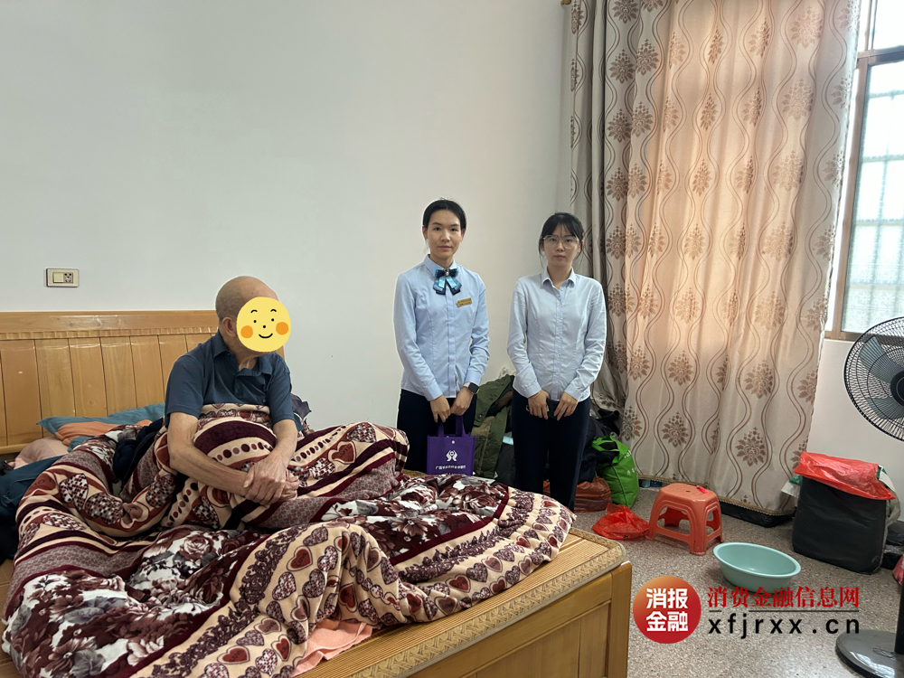 龙窝支行工作人员上门为客户办理重置密码业务