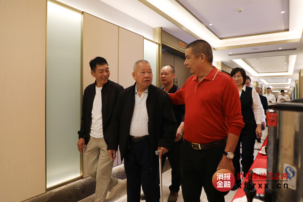 图文已退休的老领导原理事长潘继光搀扶退休老员工进场