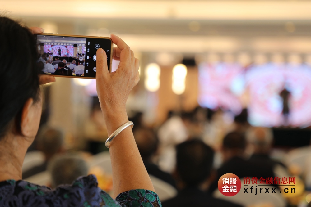 老员工一边看演出一边摄影