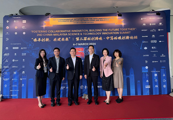 广西金融职业技术学院访问交流团合影。