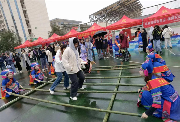 体现广西民族特色的竹竿舞。
