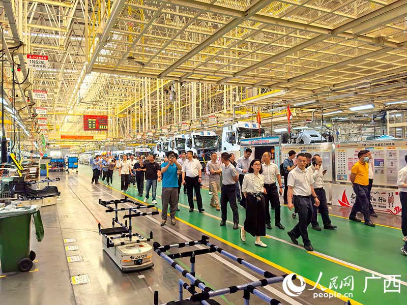 与会代表实地参观东风柳汽商用车基地。人民网 付华周摄