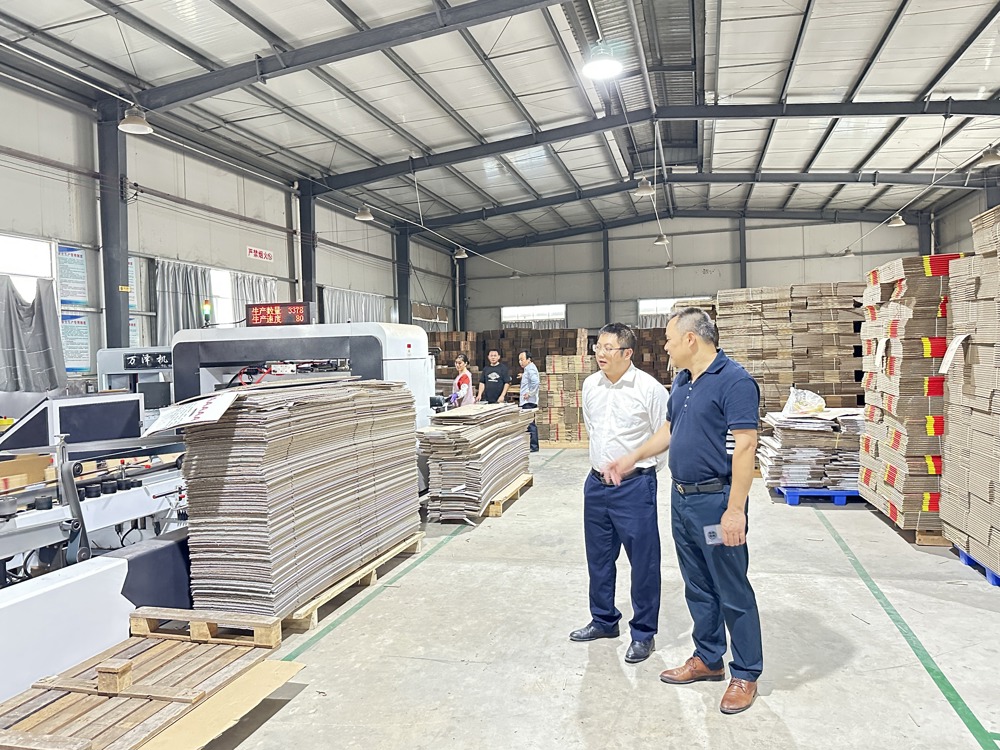 图为平乐农合行金融特派员调研小微企业发展状况 平乐农合行供图
