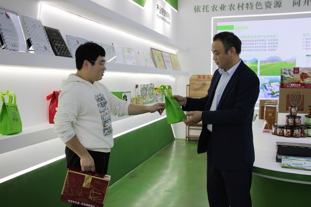 图为钟山农商银行英家支行行长与广西中盈生态农业科技有限公司经理交流互动、了解产品情况 黄圣凤摄