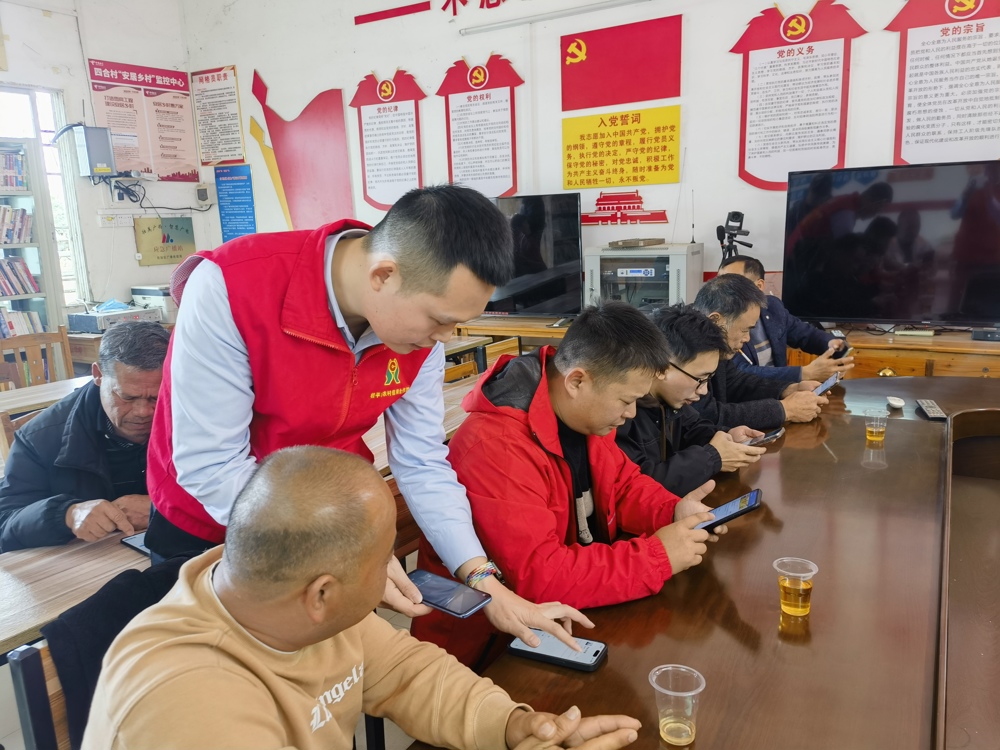 图为桂平联社金融专员指导农户使用手机银行 桂平联社供图