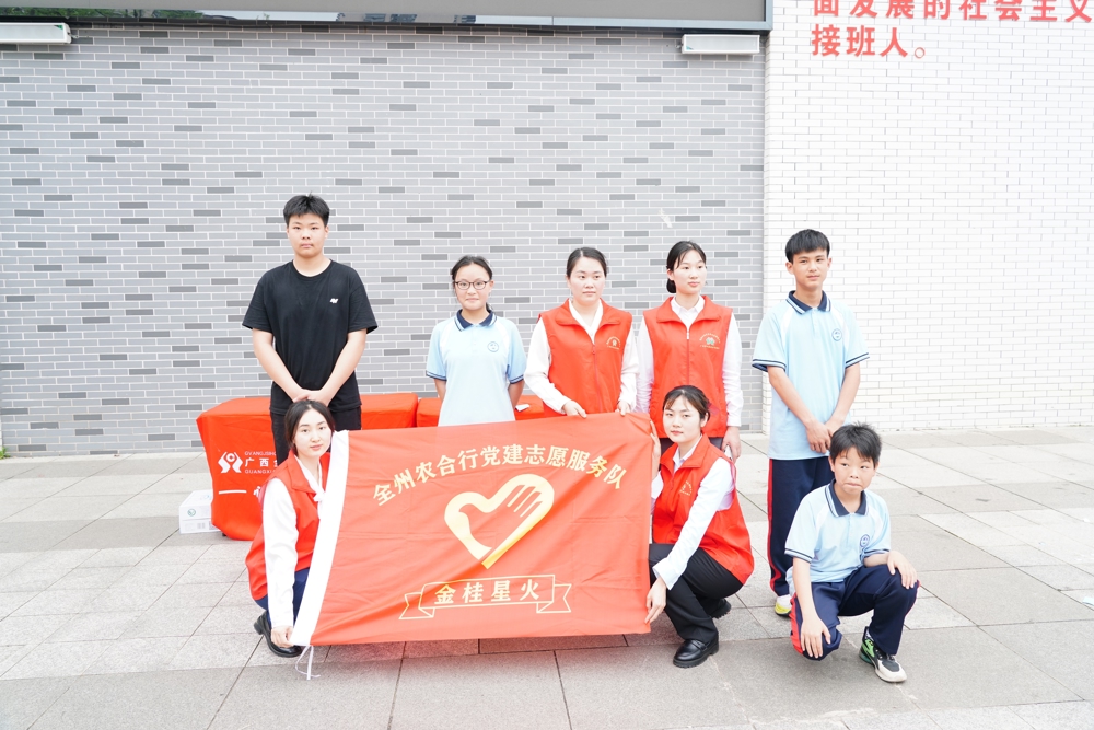 志愿者向学生们讲解国家安全法律知识 (5)