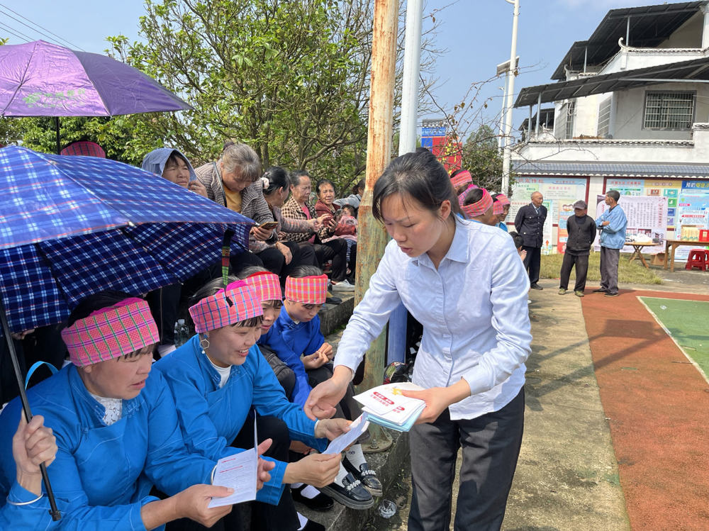 农行富川瑶族自治县支行借力“三月三”拉歌节开展金融知识宣传7