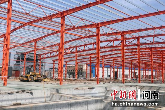 图为鼎丰集团新型板材全产业链项目建设现场。 图为鼎丰集团新型板材全产业链项目建设现场。