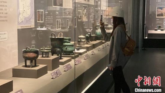 观众参观“晋国雄风——山西两周精品文物展”。范晓恒 摄
