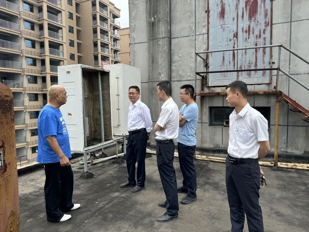 图为融安农商行党委书记、董事长梁德芳（左二）带队走访企业