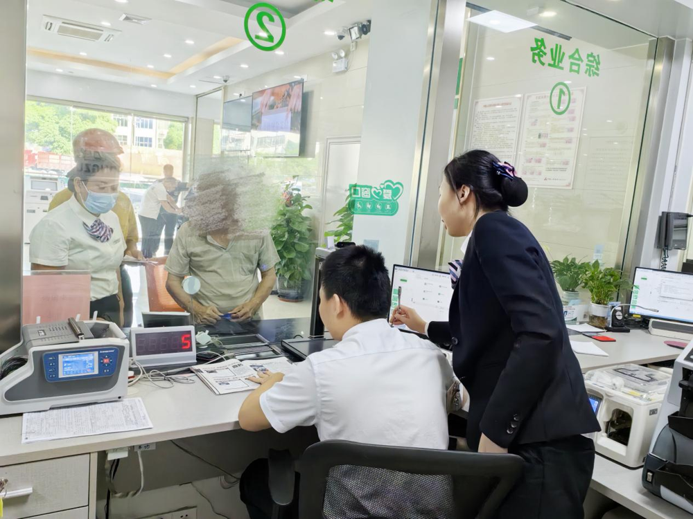 崇左农商银行驮卢支行对老人取钱买“药”进行劝阻