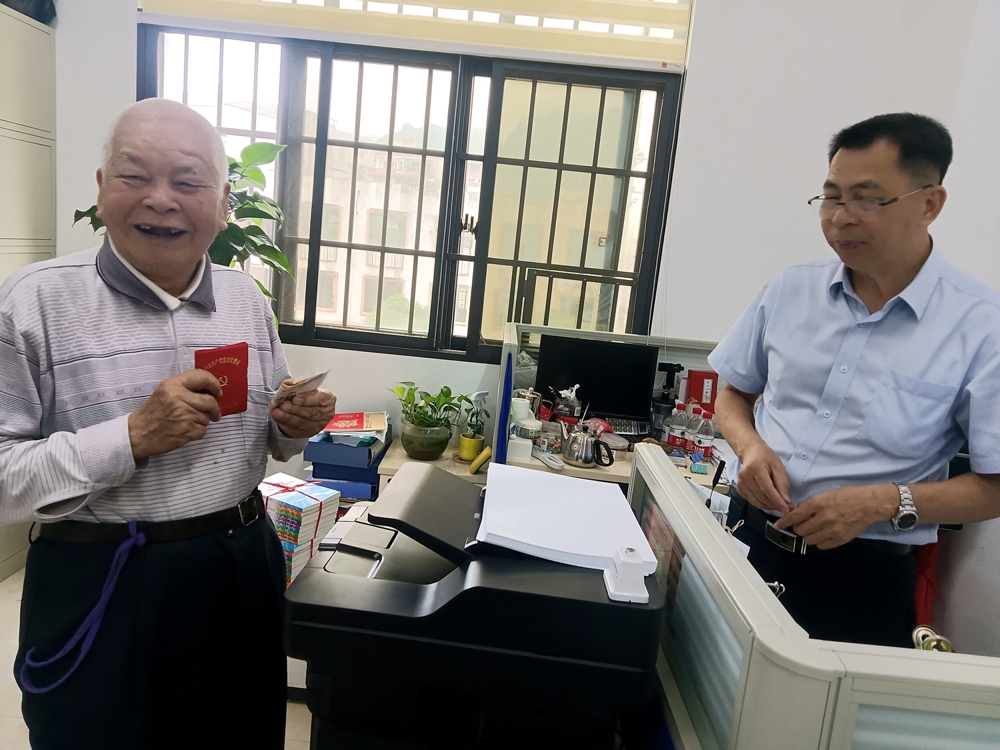 农行德保县支行：红心向党89岁老党员亲自交党费