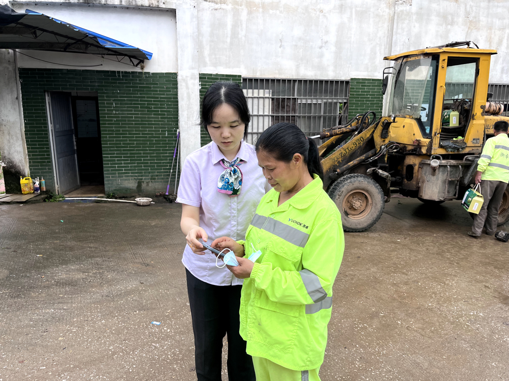 解决环卫工人使用电子银行遇到的金融问题