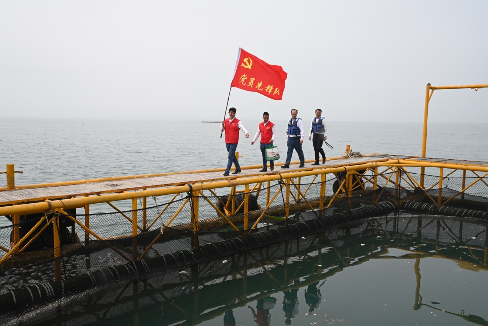 图为北海市区联社党员先锋队深入水产品养殖基地走访调查 北海市区联社供图