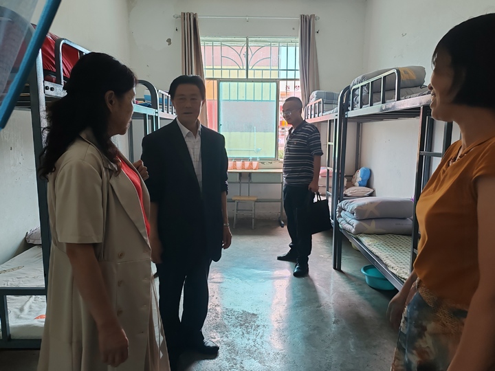丁旗街道中心学校学生宿舍查看现场。