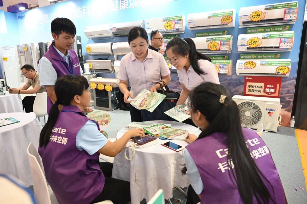图为农行广西玉林分行员工向商家宣传家装分期优惠活动 农行玉林分行供图