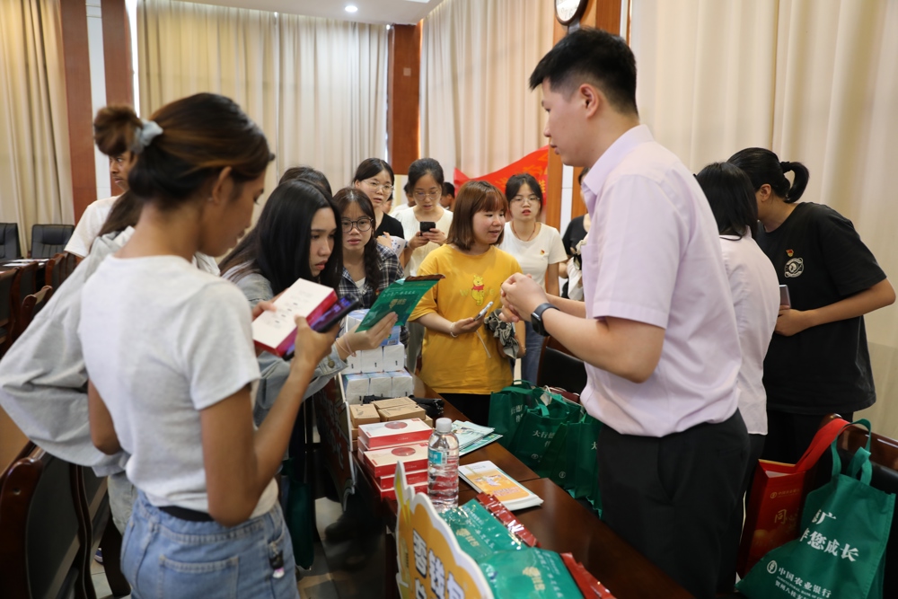 图为农行广西贺州分行员工到当地一所高校外国语学院开展优化支付服务宣传活动 农行广西贺州分行供图