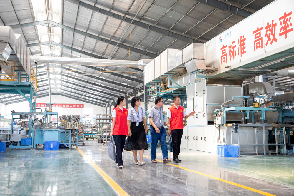 图为北流联社金融先锋到当地陶瓷企业实地调查走访 北流联社供图