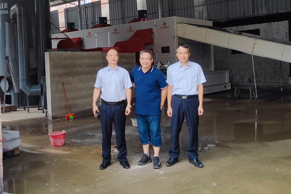 图为北流联社派驻专员走访当地个体工商户 北流联社供图