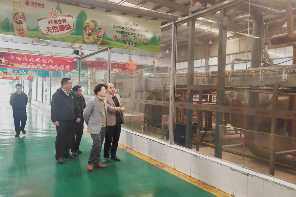 图为北流联社理事长韦煜清到当地百香果特色产业企业走访调研 北流联社供图