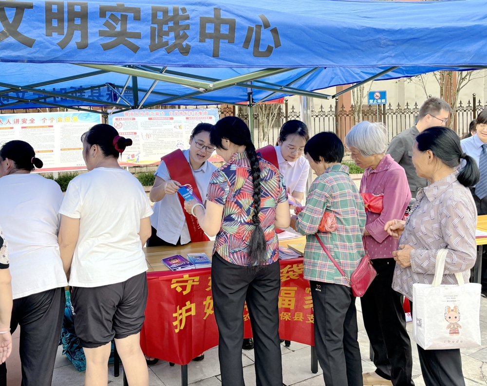 农行德保县支行开展“守住钱袋子，护好幸福家”防范非法集资宣传活动3