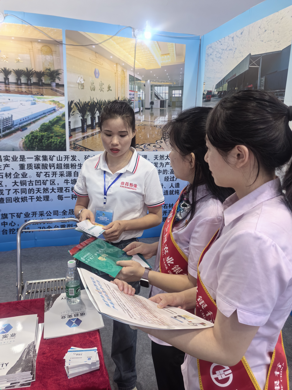 农行贺州分行开展优化支付服务“优化支付服务，让‘无碍’更‘有爱’”主题宣传活动2