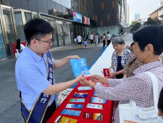 图为民生银行重庆分行开展“进商圈”宣传。 民生银行重庆分行 供图 图为民生银行重庆分行开展“进商圈”宣传。 民生银行重庆分行 供图