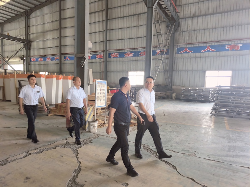 图为钟山农商银行工作人员走访支持的园区企业 钟山农商银行供图