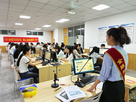 图为民生银行重庆分行开展“进校园”宣传。 民生银行重庆分行 供图 图为民生银行重庆分行开展“进校园”宣传。 民生银行重庆分行 供图