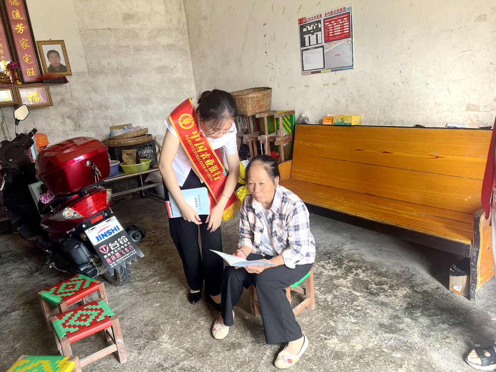 农行隆林县支行开展防范电信网络诈骗“四进”宣传活动 (4)