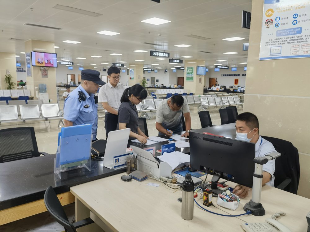图为武鸣联社“法拍贷”业务办理现场 武鸣联社供图_proc