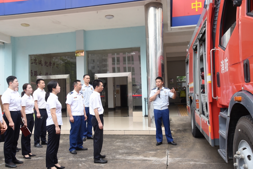 参观消防车库、消防器材